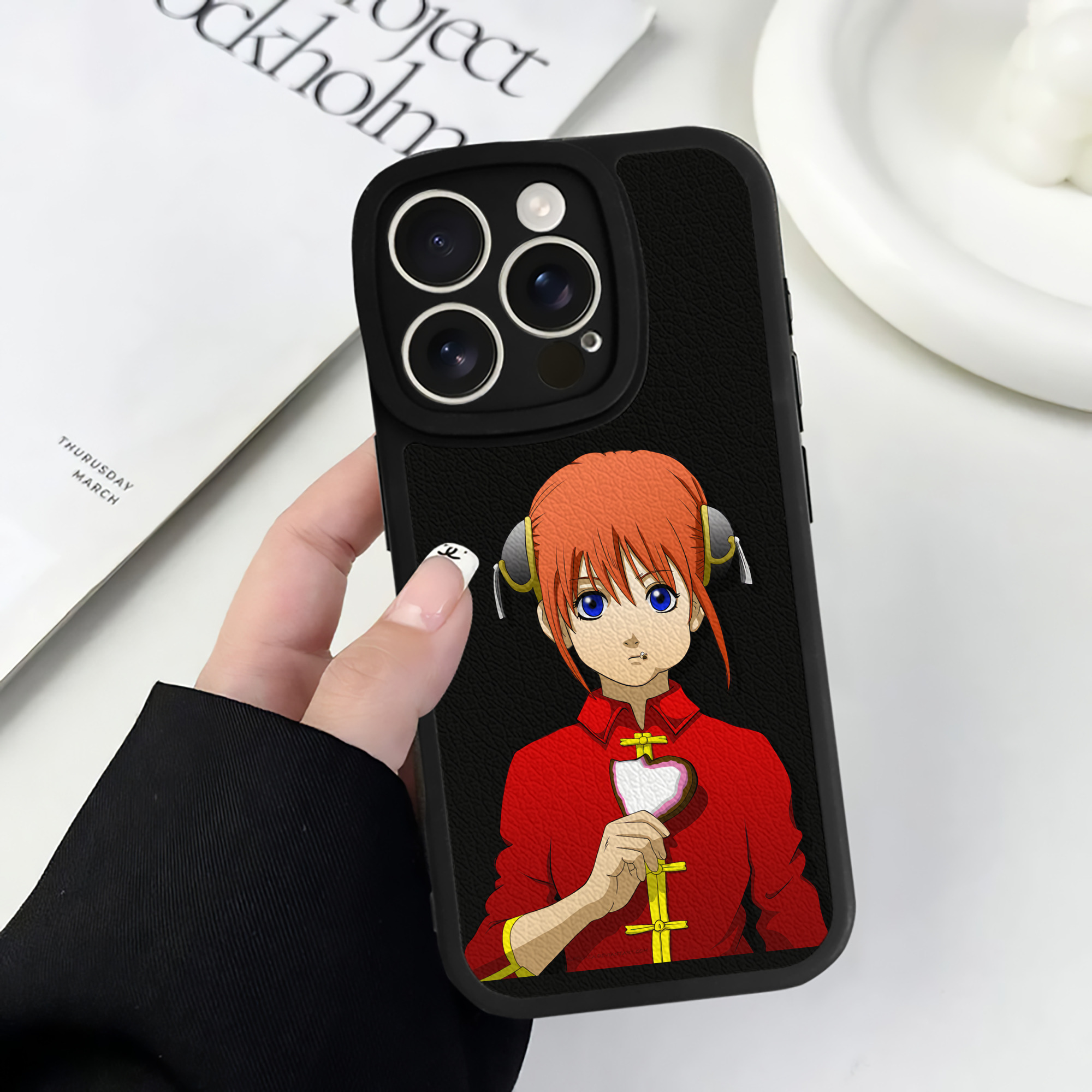 （画像用） ぎんたま 坂田銀時（さかたぎんとき） 神楽 志村新八（しむら しんぱち） GINTAMA Sakata Gintoki Kagura Shimura Shinpachi 【iPhone 16シリーズ対応】シリコンスマホケース（レザー調） 材質：シリコン
